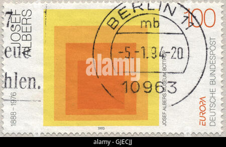 Questo francobollo commemora il lavoro di Josef Albers, un rinomato artista ed educatore noto per il suo lavoro nell'astrazione geometrica. Il francobollo mette in evidenza il suo contributo all'arte e al design moderni, riflettendo il suo ruolo influente nella cultura visiva del XX secolo. Foto Stock