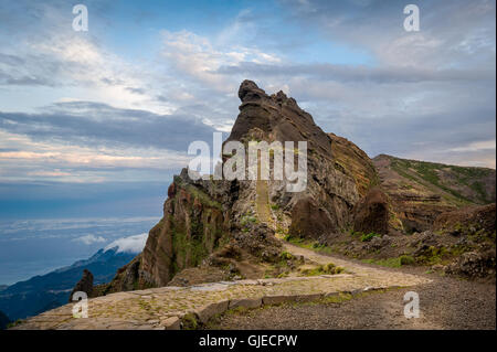 Vista al tramonto del Rocky Mountain peak sul sentiero escursionistico Pico Arieiro. Foto Stock