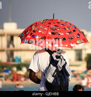 Gallipoli, Italia - 30 Luglio 2009: l'uomo non identificato le passeggiate sulla spiaggia cercando di vendere la sua buona probabilmente preso da un nero marke Foto Stock