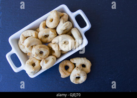 Bagels su un piccolo vassoio in ceramica su una sommità di ardesia visto da sopra Foto Stock