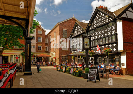 Golden Square e l'Orzo Mow Inn circa 1561 al centro citta' di Warrington, Cheshire. Foto Stock