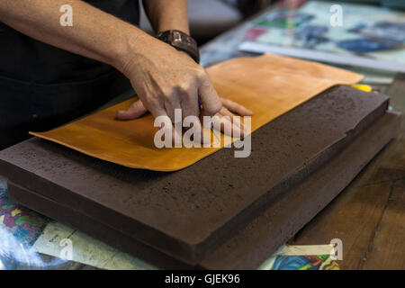 Rilegatore di fori di punzonatura in pelle per thread. Foto Stock