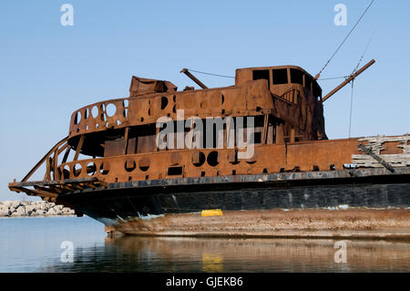 La formazione di ruggine rimane dell'acciaio a scafo nave La Grande Hermine (il grande donnola) all'estremità occidentale del Lago Ontario. Foto Stock