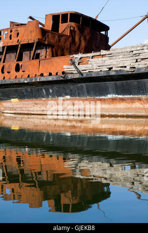 La formazione di ruggine rimane dell'acciaio a scafo nave La Grande Hermine (il grande donnola) all'estremità occidentale del Lago Ontario. Foto Stock