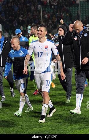 Marek Hamsik (17) con i suoi compagni di squadra di lasciare il passo al termine di EURO 2016 il qualificatore Slovacchia vs Lussemburgo 3-0. Foto Stock