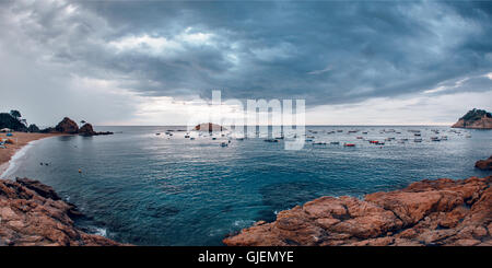 Buch mare con barche il famoso villaggio di Tossa de Mar a Costa Brava nella notte,Catalogna,Spagna Foto Stock