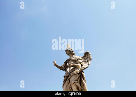 Seagull sulla sommità della statua di San Angelo ponte di Roma Foto Stock