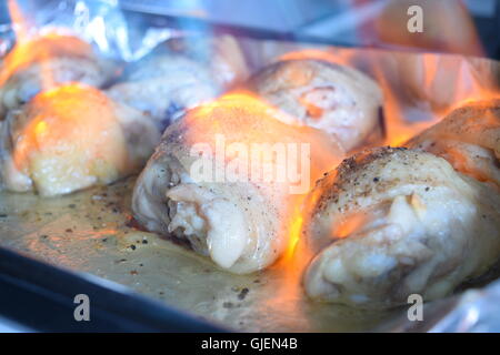 Pezzi grezzi di pollo in preparazione Foto Stock