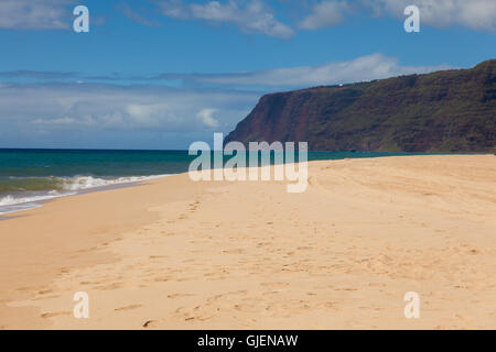 Spiaggia di Polihale sul lato occidentale di Kauai, Hawaii aumenta deserte ampie spiagge di sabbia. Foto Stock