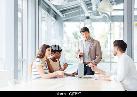 Concentrate i giovani imprenditori di lavoro e la creazione di un nuovo progetto in sede insieme Foto Stock