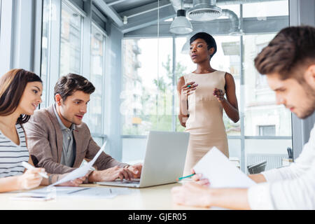 Concentrate i giovani imprenditori di lavoro e la creazione di un nuovo progetto in sede insieme Foto Stock