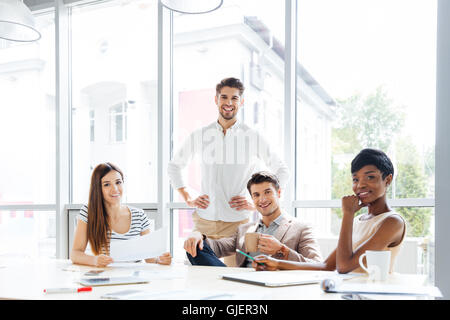 Felice successo gruppo multietnico di gente di affari in ufficio Foto Stock