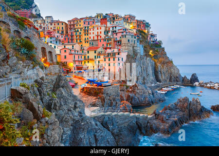 Notte Manarola, Cinque Terre Liguria, Italia Foto Stock