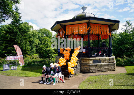 Un gruppo di ragazze di eseguire la routine di danza vestito in kit calcio in Buxton Peak District DERBYSHIRE REGNO UNITO Foto Stock