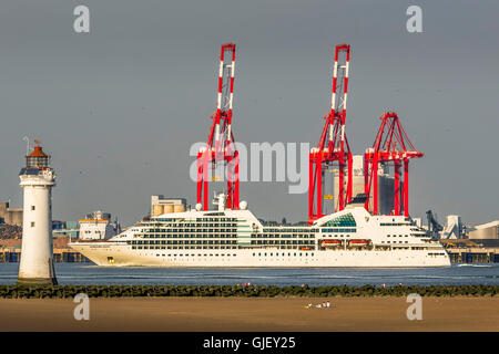 La nave da crociera Seabourn Ricerca lasciando Liverpool sul fiume Mersey. Il passaggio di pesce persico Rock faro e il nuovo dock gru a Foto Stock