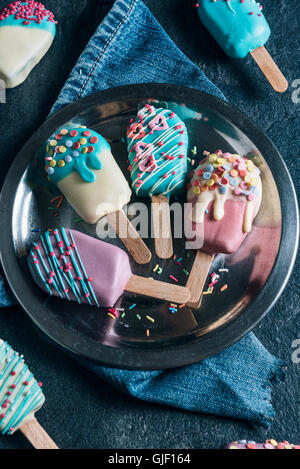 Torta pop nel gelato a forma di piastra Foto Stock