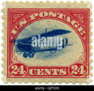 Il francobollo Curtiss Jenny del 1918, con 24 centesimi USA, presenta l'iconico biplano, che rappresenta lo spirito pionieristico dell'aviazione americana. Questo francobollo è stato emesso durante la prima guerra mondiale e fa parte della serie dedicata all'aviazione militare negli Stati Uniti Foto Stock
