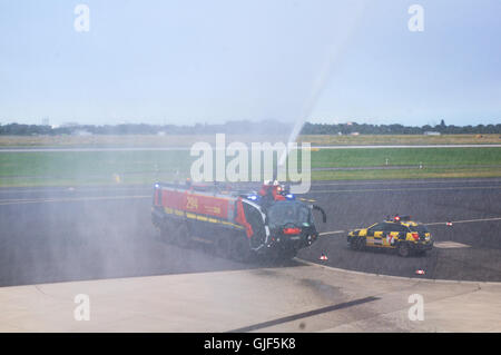 DUSSELDORF - 22 luglio 2016: Singapore Airlines Airbus A350 per il volo inaugurale dell'acqua salutare canon Foto Stock