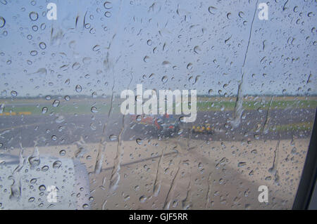 DUSSELDORF - 22 luglio 2016: Singapore Airlines Airbus A350 per il volo inaugurale dell'acqua salutare canon Foto Stock