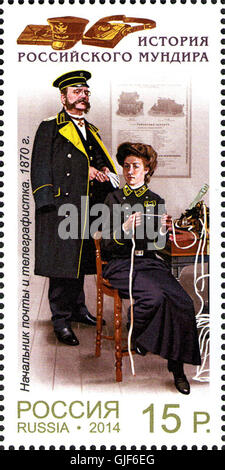 Il francobollo russo n. 1872 del 2014 commemora l'uniforme del 1870 del servizio di comunicazione russo, segnando una pietra miliare storica del settore postale e l'evoluzione delle uniformi postali in Russia. Foto Stock