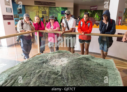 I turisti in Poás vulcano centro visitatori del Parco Nazionale ( Parque Nacional Volcan Poas ), Costa Rica, America Centrale Foto Stock