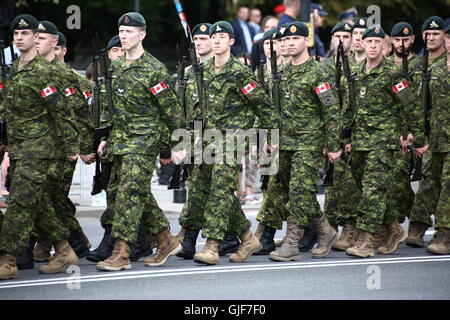 Varsavia, Polonia. Il 15 agosto, 2016. Battaglione canadese marzo durante il tatuaggio militare dell'Esercito Polacco giorno di celebrazione. Credito: Jakob Ratz/Pacific Press/Alamy Live News Foto Stock