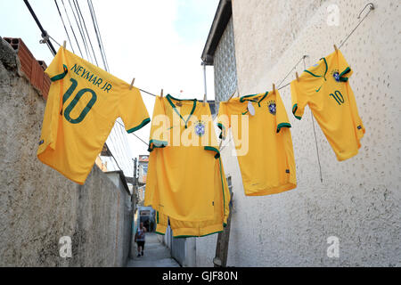 Il Brasile camicie appendere fuori ad asciugare a Rio de Janeiro il decimo giorno del Rio Giochi Olimpici, Brasile. Stampa foto di associazione. Picture Data: Lunedì 15 Agosto, 2016. Foto di credito dovrebbe leggere: Mike Egerton/filo PA. Restrizioni - solo uso editoriale. Foto Stock