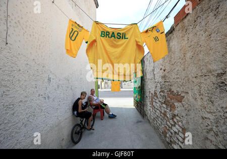 Il Brasile camicie appendere fuori ad asciugare a Rio de Janeiro il decimo giorno del Rio Giochi Olimpici, Brasile. Foto Stock