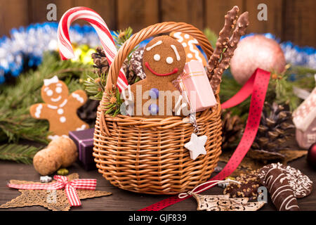 Cesto di dolcetti di Natale e regali Foto Stock