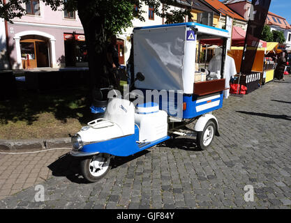 KEZMAROK, Slovacchia - Luglio 08, 2016: Vecchio motorino ceca-ciclo su strada nella città Kezmarok, Alti Tatra, Slovacchia. Foto Stock