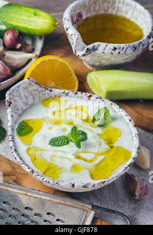 Ciotola di cetriolo e salsa di yogurt closeup Foto Stock