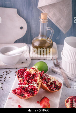 Rotture di melagrana sul tavolo da cucina Foto Stock