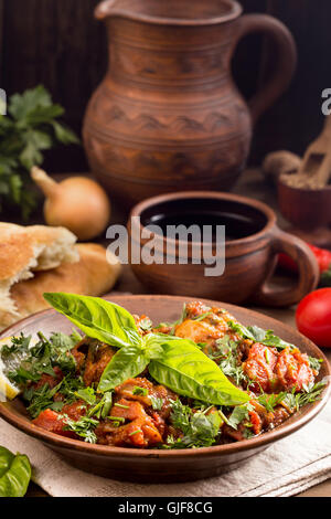 Chakhokhbili stufato di pollo con pomodori e le erbe aromatiche Foto Stock