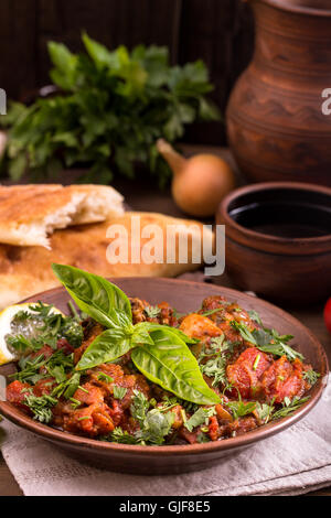 Stufato di pollo con pomodori e le erbe aromatiche Foto Stock