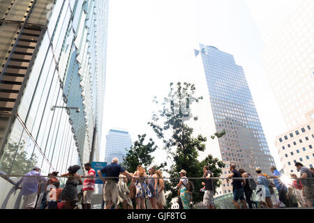 I turisti in linea per il One World Observatory, NYC, STATI UNITI D'AMERICA Foto Stock