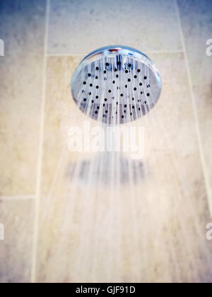 L'acqua che scorre dal metallo Shower head fixture Foto Stock