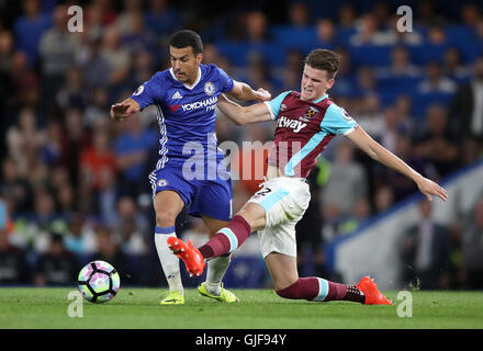 Chelsea Pedro (sinistra) e il West Ham United Byram Sam battaglia per la palla durante il match di Premier League a Stamford Bridge, Londra. Foto Stock