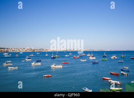 CASCAIS, Portogallo - 15 luglio 2016: Baia di Cascais, un portoghese città costiera di 30 km a ovest di Lisbona. Foto Stock