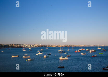 Barche a vuoto nella baia di Cascais, un portoghese città costiera di 30 km a ovest di Lisbona. Foto Stock