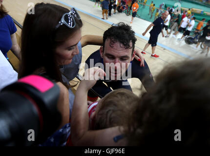 Mark Cavendish della Gran Bretagna con sua moglie Peta e i bambini che seguono la gara maschile Omnium Points Race 66 il decimo giorno delle Olimpiadi di Rio, Brasile. Foto Stock