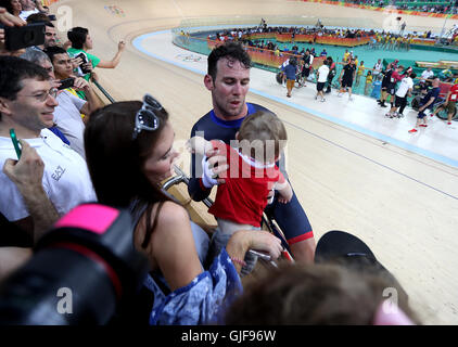 Mark Cavendish della Gran Bretagna con sua moglie Peta e i bambini che seguono la gara maschile Omnium Points Race 66 il decimo giorno delle Olimpiadi di Rio, Brasile. Foto Stock