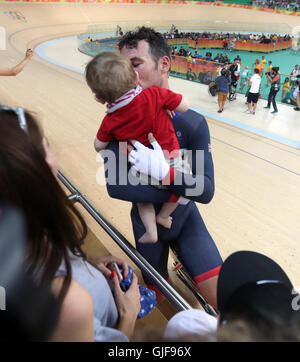 Mark Cavendish della Gran Bretagna con sua moglie Peta e i bambini che seguono la gara maschile Omnium Points Race 66 il decimo giorno delle Olimpiadi di Rio, Brasile. Foto Stock