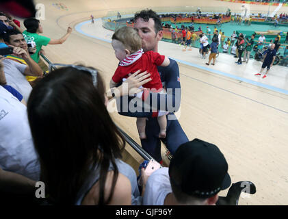 Mark Cavendish della Gran Bretagna con sua moglie Peta e i bambini che seguono la gara maschile Omnium Points Race 66 il decimo giorno delle Olimpiadi di Rio, Brasile. Foto Stock