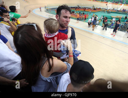 Mark Cavendish della Gran Bretagna con sua moglie Peta e i bambini che seguono la gara maschile Omnium Points Race 66 il decimo giorno delle Olimpiadi di Rio, Brasile. Foto Stock