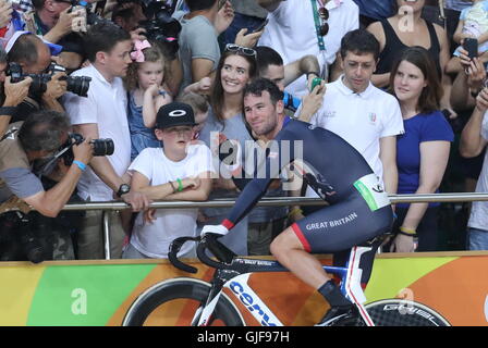 Mark Cavendish della Gran Bretagna con sua moglie Peta e i bambini che seguono la gara maschile Omnium Points Race 66 il decimo giorno delle Olimpiadi di Rio, Brasile. Foto Stock