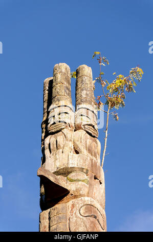 Haida sculture sentinella sulla cima di una delle prime nazioni del totem pole in Cates Park, Deep Cove, British Columbia, Canada Foto Stock