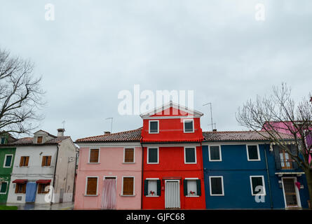 Colorate case di piccole dimensioni in un giorno di pioggia in isola di Burano, Venezia, Italia. Marzo 3, 2016 Foto Stock