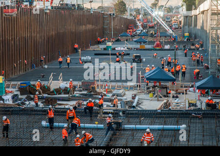 Lavori di costruzione in corso per rimuovere passaggi a livello sulla ferrovia suburbana linee, Melbourne, Australia Foto Stock