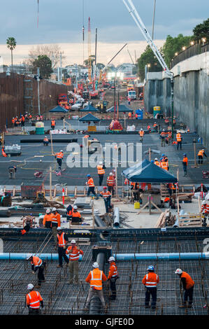 Lavori di costruzione in corso per rimuovere passaggi a livello sulla ferrovia suburbana linee, Melbourne, Australia Foto Stock