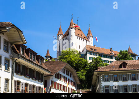 Il castello e la città vecchia di Thun nel cantone di Berna in Svizzera centrale Foto Stock